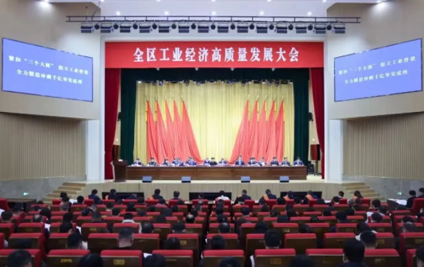 邯鄲市魏縣開發(fā)區(qū)領(lǐng)導(dǎo)蒞臨中天威爾環(huán)?？萍加邢薰緟⒂^指導(dǎo)插圖陶瓷催化濾管,陶瓷纖維濾管,玻璃窯爐,陶瓷一體化,塵硝一體化