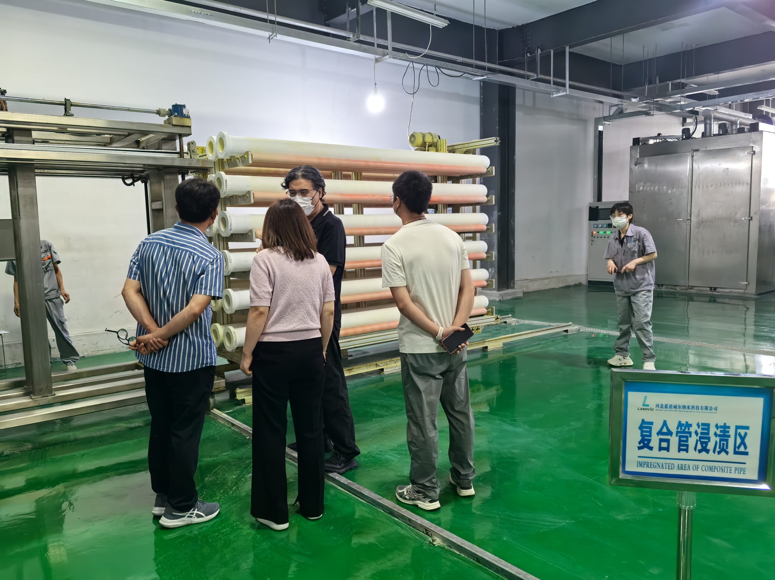 中天威爾陶瓷催化濾管再次成功簽約國際客戶 產品實力獲高度認可插圖1陶瓷催化濾管,陶瓷纖維濾管,玻璃窯爐,陶瓷一體化,塵硝一體化 國際客戶參觀中天威爾陶瓷催化濾管納米浸漬車間